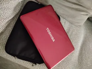 Ordenador Toshiba Rojo y Negro. 