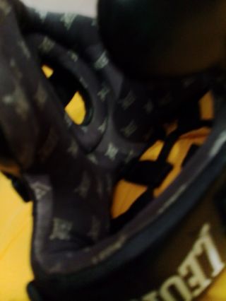 Casco de boxeo Leone negro con correas ideales
