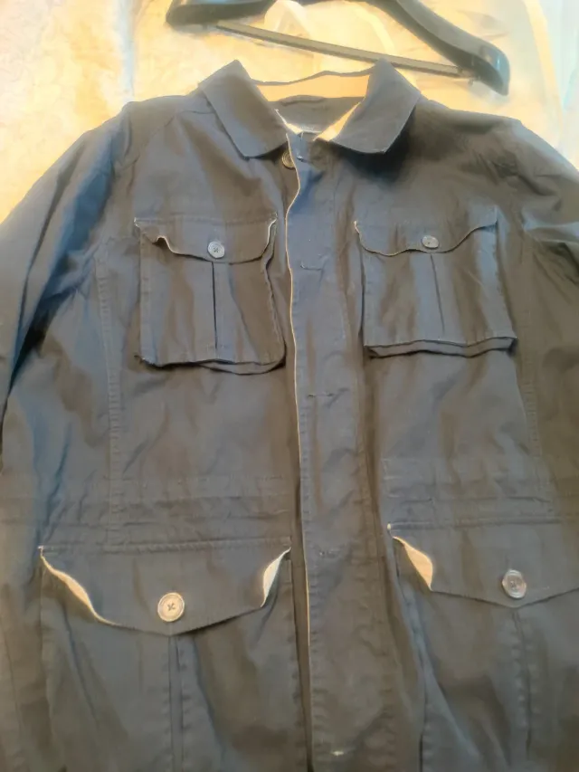 Chaqueta azul marino con bolsillos
