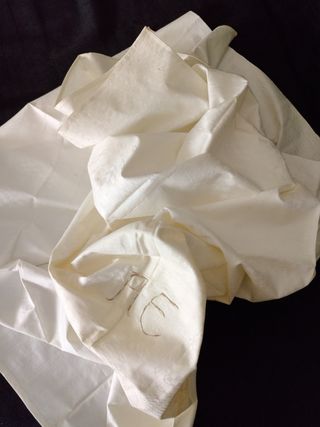 Tela antigua centenaria marfil cuadrada