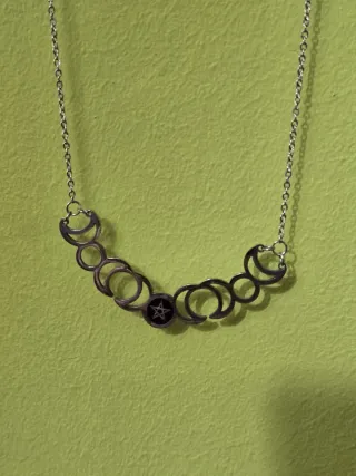 Collar con colgante de lunas y pentagrama