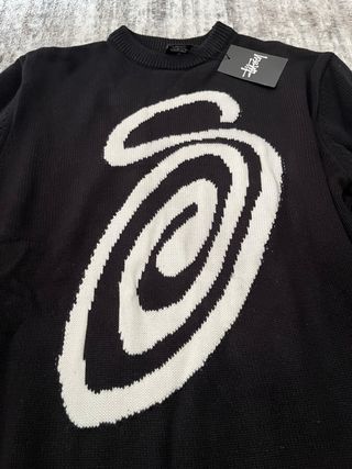 Jersey Stüssy Negro con Logo Blanco