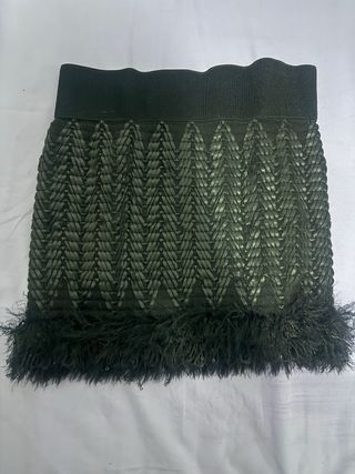 Minifalda verde con plumas