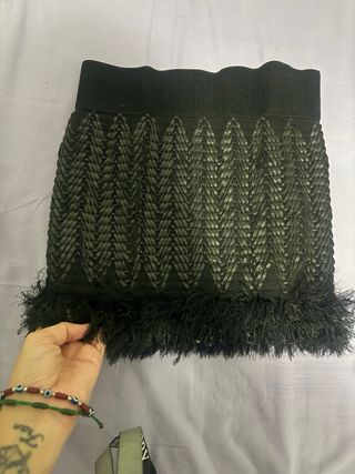 Minifalda verde con plumas