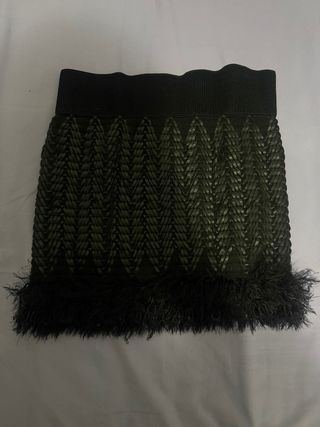 Minifalda verde con plumas