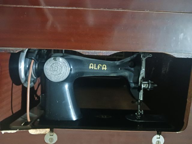 Mueble antiguo máquina coser Alfa
