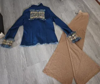 Traje de chaqueta y pantalón dorado