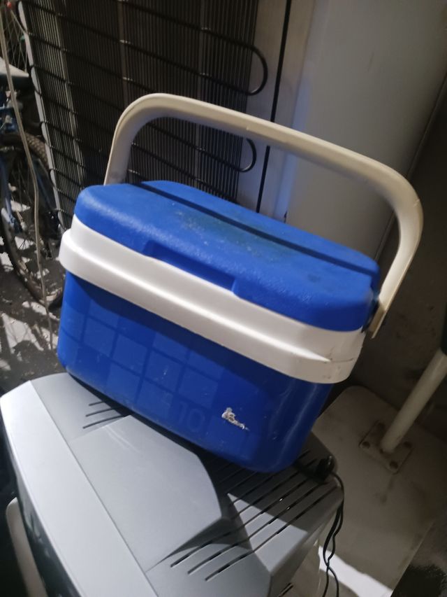 Nevera azul y blanca con asa