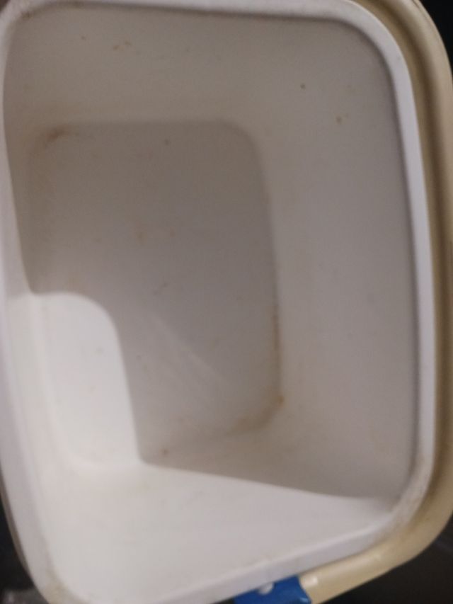 Nevera azul y blanca con asa