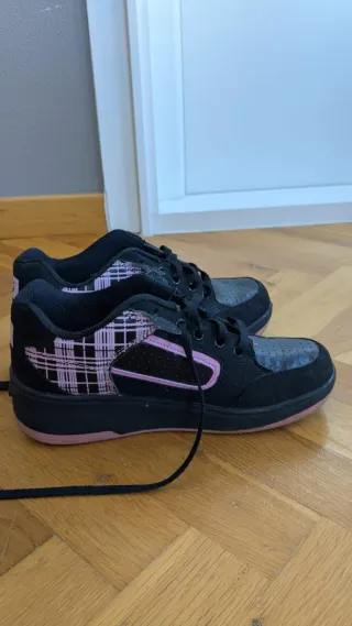 Zapatillas con ruedas rosa y negro
