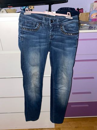 Pantalones vaqueros con tachuelas