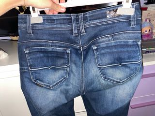 Pantalones vaqueros con tachuelas