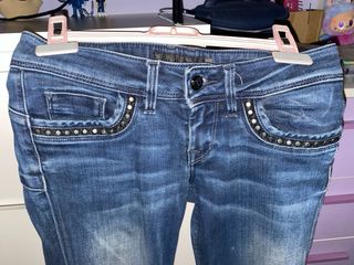 Pantalones vaqueros con tachuelas