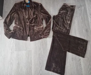 Traje de terciopelo marrón mujer