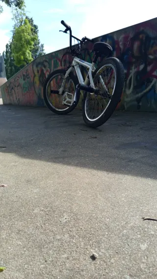 Bicicleta BMX blanca