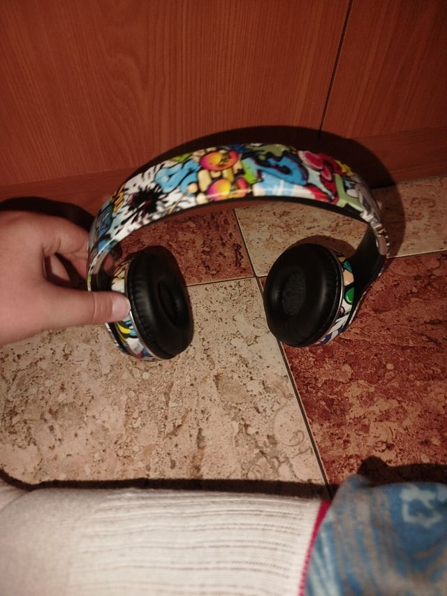 Cascos multicolor con diseño graffiti