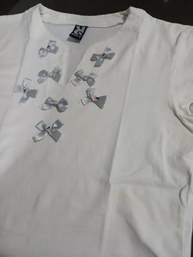 Camiseta blanca Roly con lazos