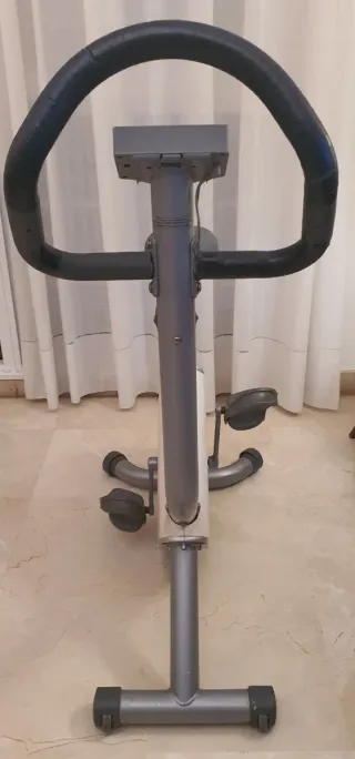 Bicicleta Estática Gris y Blanca