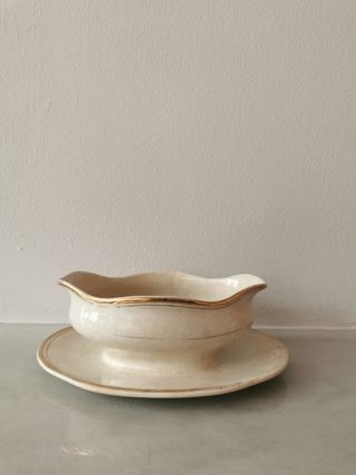 Salsera antigua con plato _la Cartuja de Sevilla