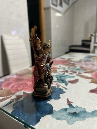 San Miguel de madera
mide 15cm de alto