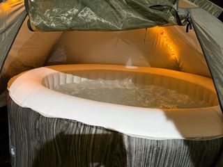 Jacuzzi gonfiabile grigia e bianca