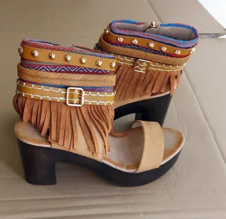 Sandalias tacón étnicas flecos tachuelas
