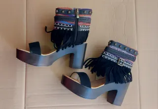 Sandalias de tacón con flecos y detalles étnicos