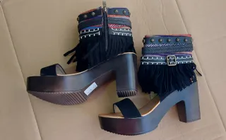 Sandalias de tacón con flecos y detalles étnicos