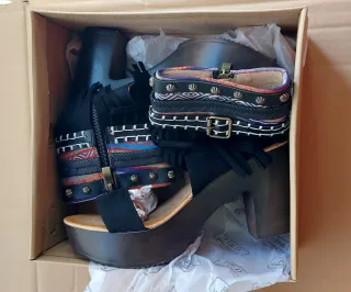 Sandalias de tacón con flecos y detalles étnicos