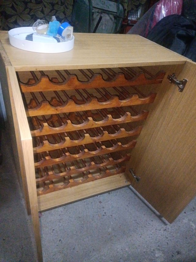 Armario botellero de madera