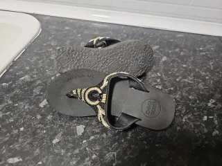 Chanclas de goma con cuña y pedrería