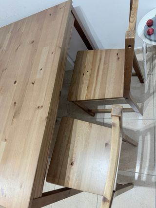 Mesa de comedor de madera