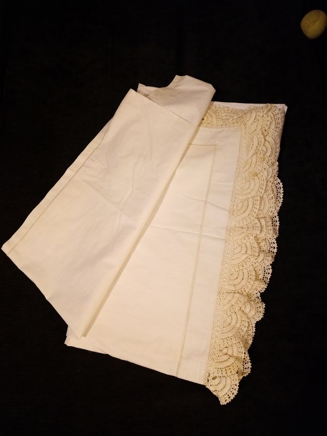 Sabana antigua con borde ganchillo