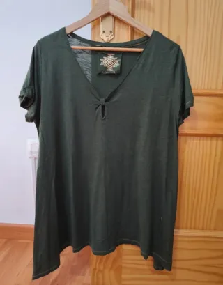 Camiseta verde con nudo