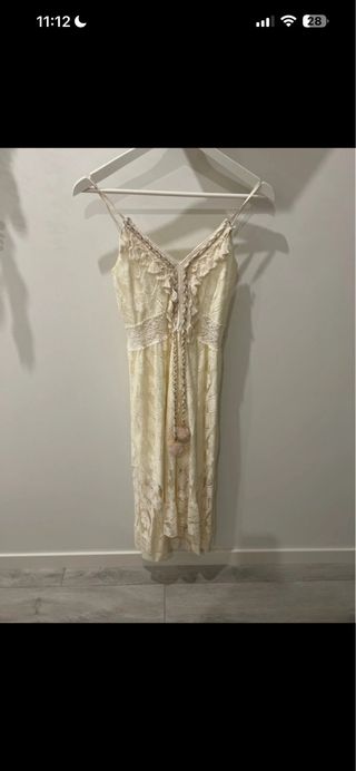 Vestido Midi de Encaje y Tirantes