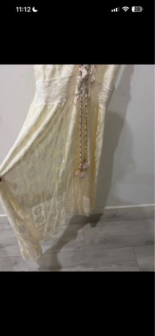Vestido Midi de Encaje y Tirantes