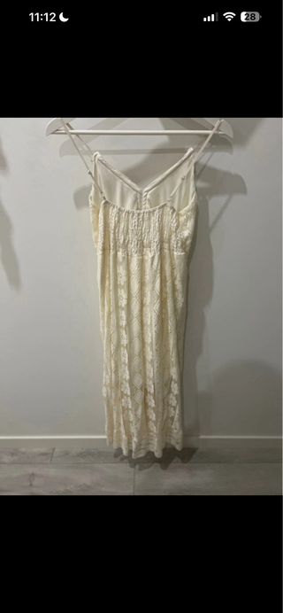 Vestido Midi de Encaje y Tirantes