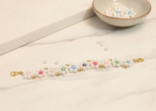 Pulsera de flores perlas y abalorios