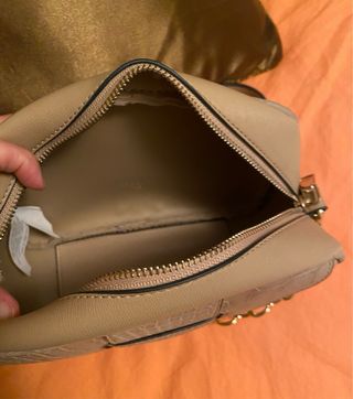Bolso de hombro beige con detalles dorados