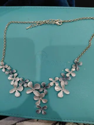 Collar de flores plateado