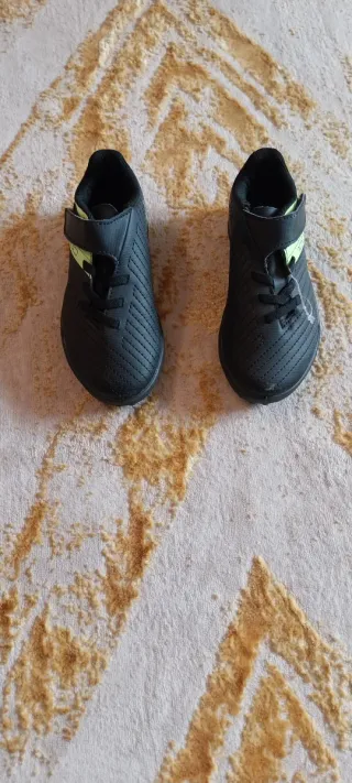 Zapatos de fútbol negros y verdes