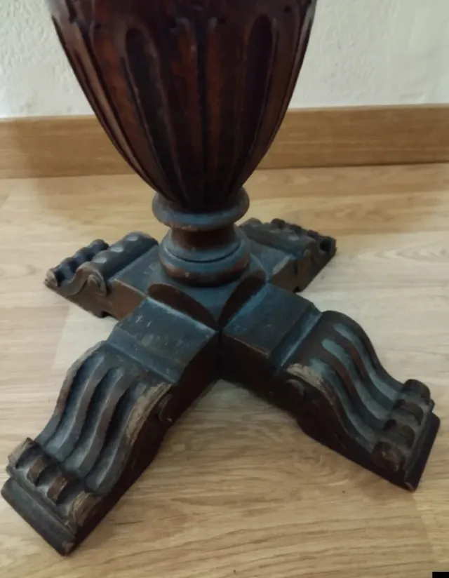 Mesita auxiliar de madera oscura