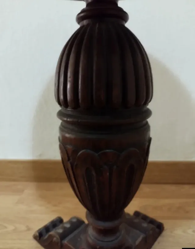 Mesita auxiliar de madera oscura