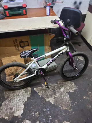 Bicicleta BMX Rooster Blanca y Morada