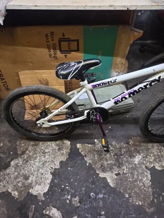 Bicicleta BMX Rooster Blanca y Morada