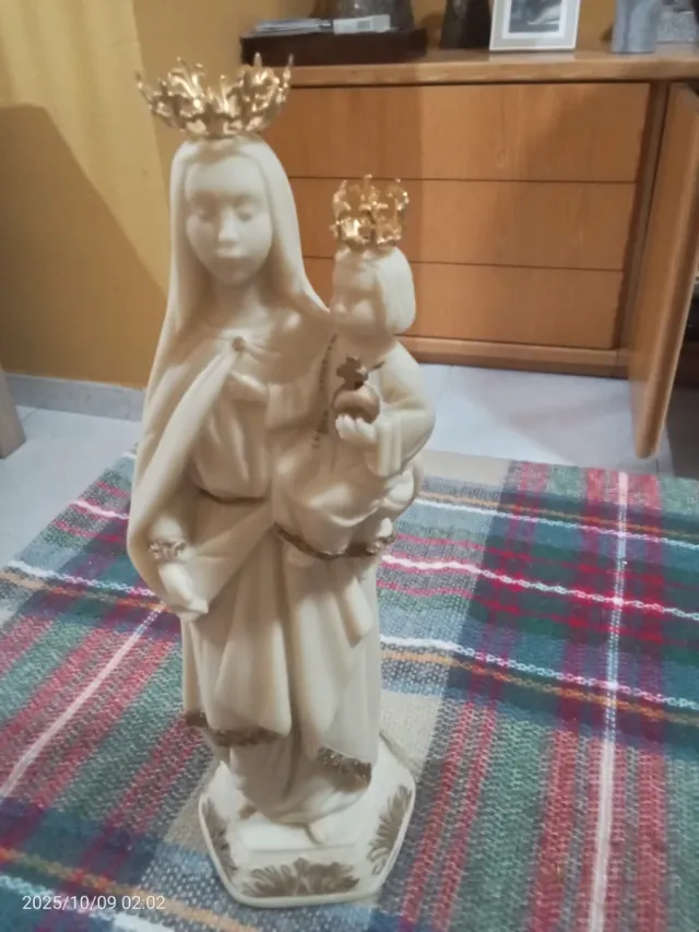 Virgen con Niño y Corona Dorada