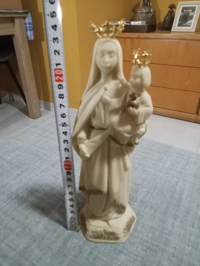 Virgen con Niño y Corona Dorada