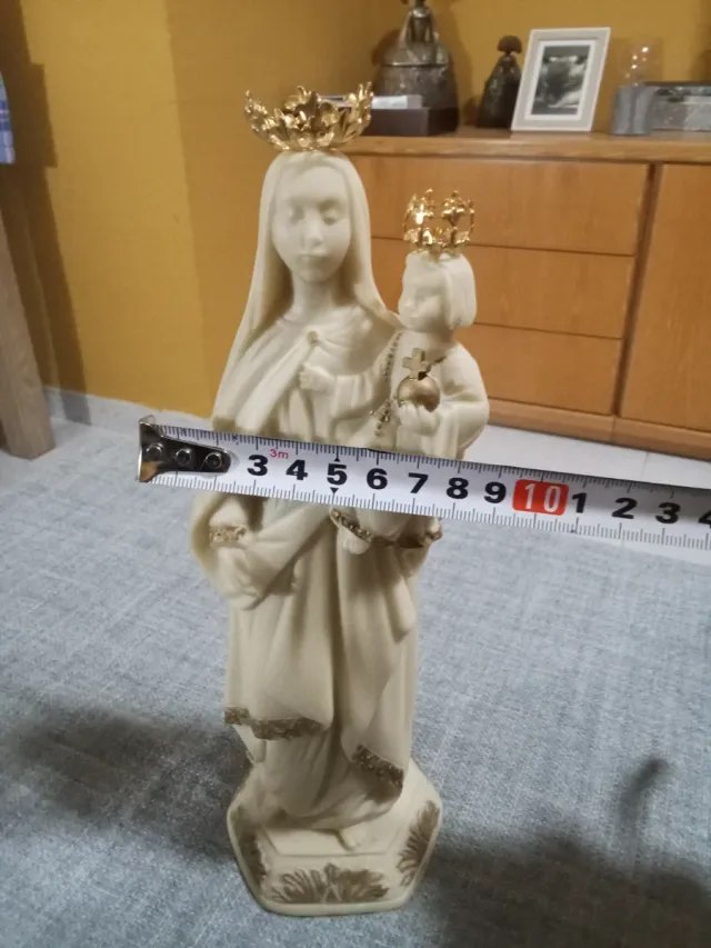 Virgen con Niño y Corona Dorada