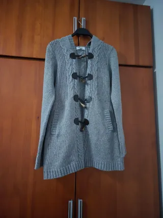 Abrigo elegante con capucha gris