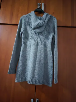 Abrigo elegante con capucha gris